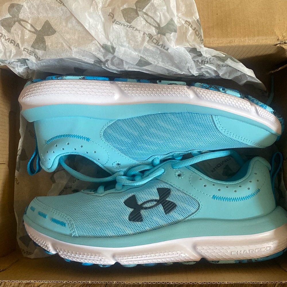 Under armor shoes size 6